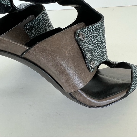 TORY BURCH Teagan Stingray Brown Blue Leather Caged T Strap Sandals Heels Sz 8 - Picture 10 of 15